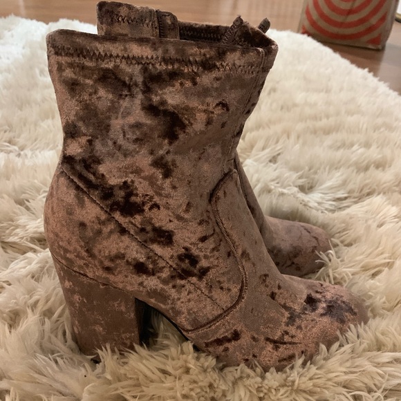 Steve Madden mauve velvet booties (8) - Picture 4 of 6